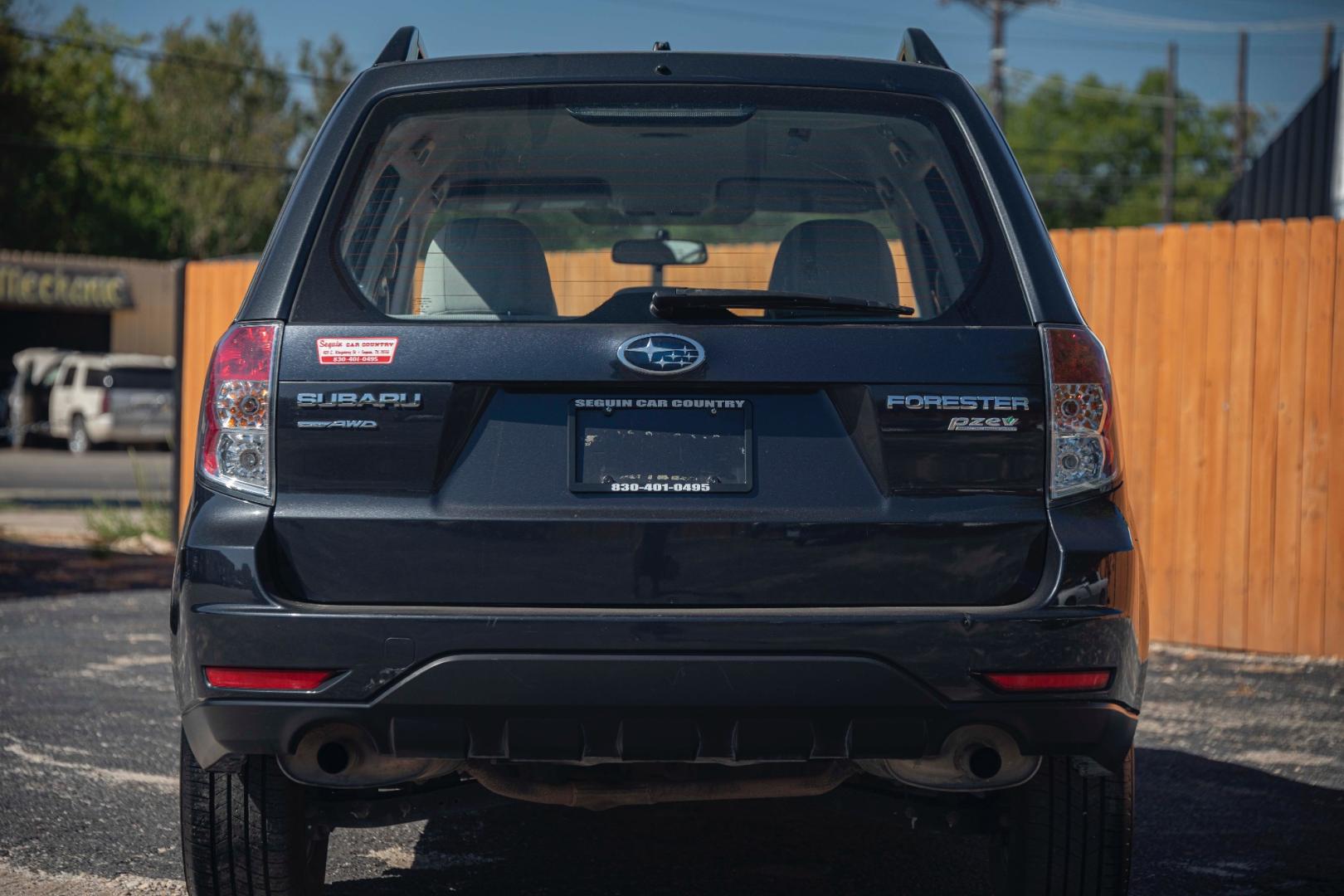 2012 GRAY SUBARU FORESTER 2.5X (JF2SHABC1CH) with an 2.5L H4 SOHC 16V engine, 4-SPEED AUTOMATIC transmission, located at 420 E. Kingsbury St., Seguin, TX, 78155, (830) 401-0495, 29.581060, -97.961647 - Photo#8